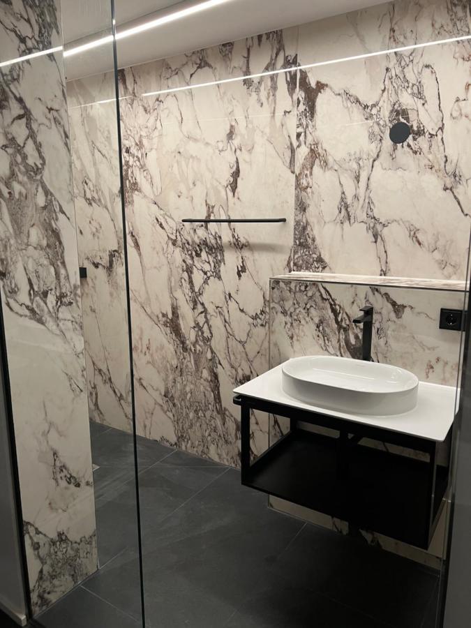 Zimmer & Appartements Am Schlossplatz ホーエネムス エクステリア 写真